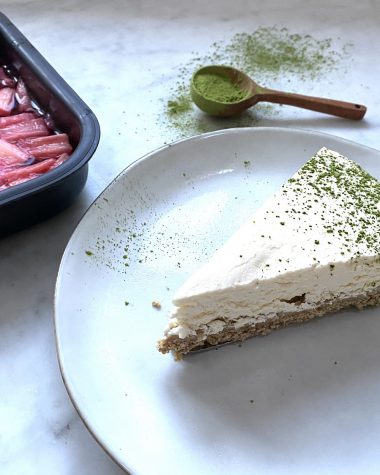 8-rhubarb-cheesecake-sprinkled-with-matcha-and-rhubarb-in-tray