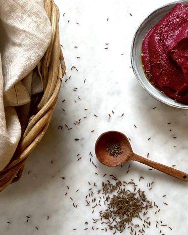 7-beetroot-hummus-served-with-bread